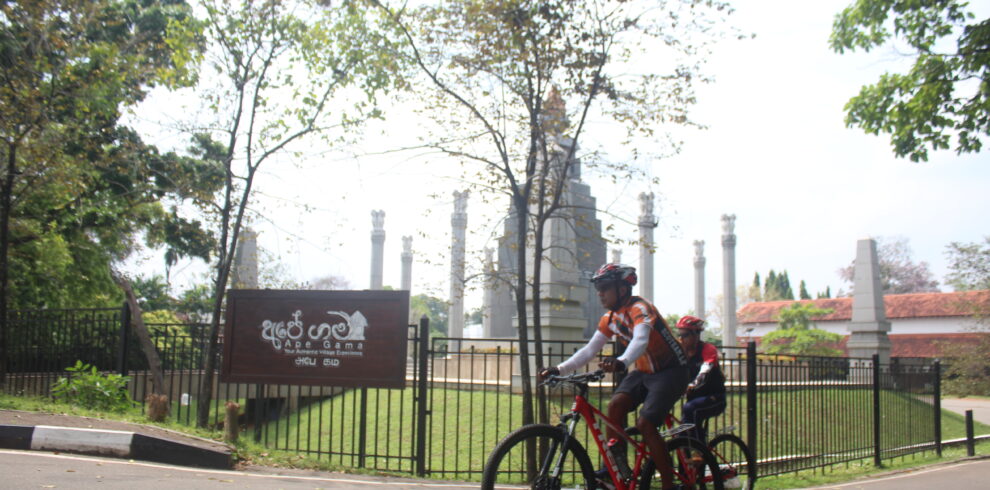 Experiencing cycling tour in Colombo suburbia